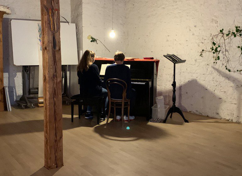 2 Kinder am Klavier - Musikunterricht in Basel