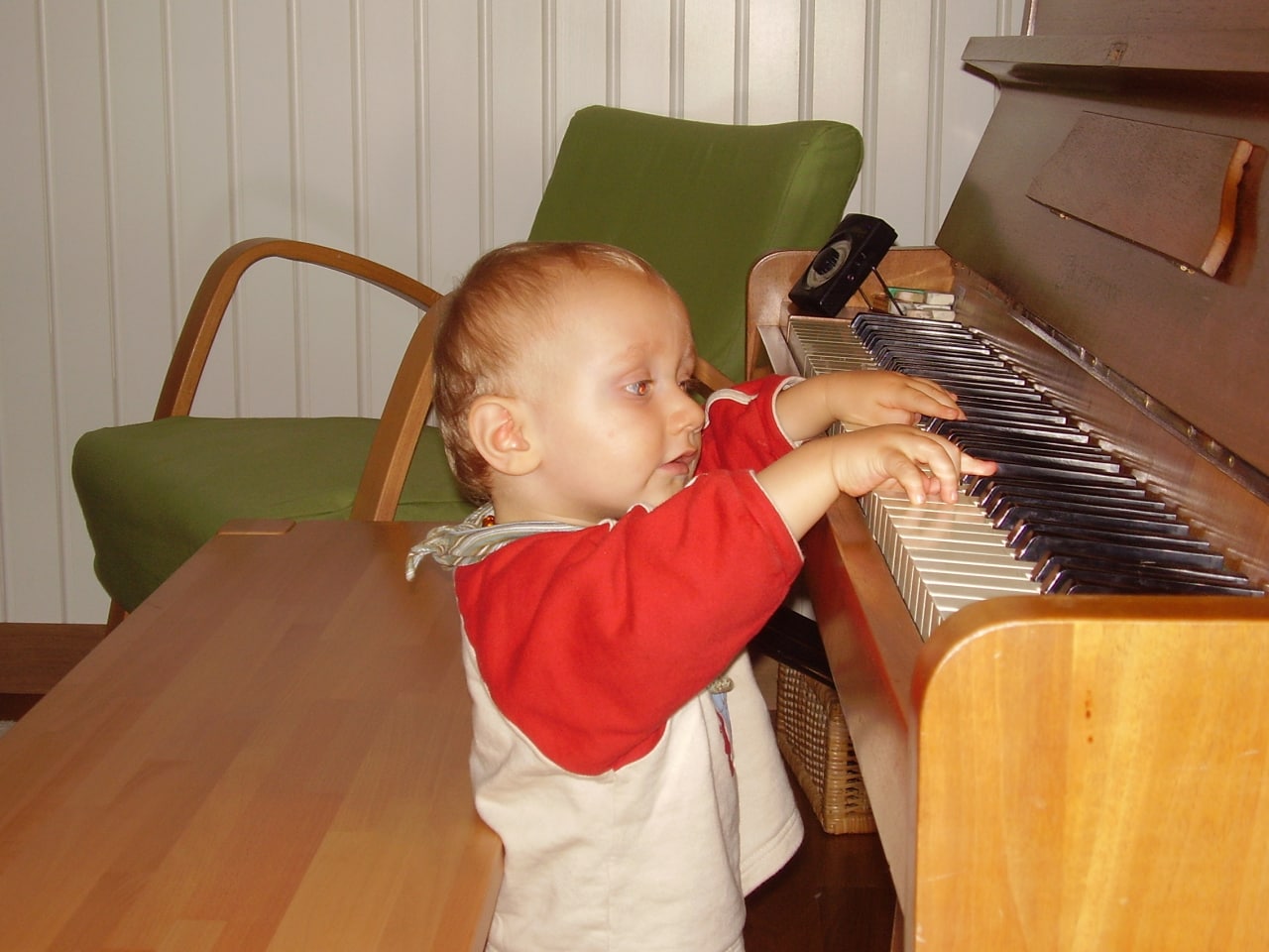 Kleinkind am Klavier stehend- Heimunterricht